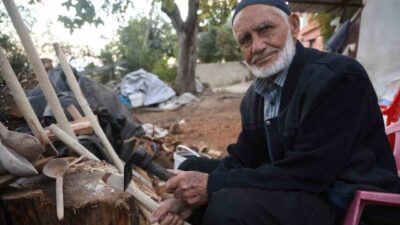 Hatay’ın Kırıkhan ilçesinde dağdan topladığı ağaç dallarını makine kullanmadan kaşığa