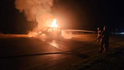 Hatay’da seyir halindeyken alevlere teslim olan hafif ticari araç, vatandaşların