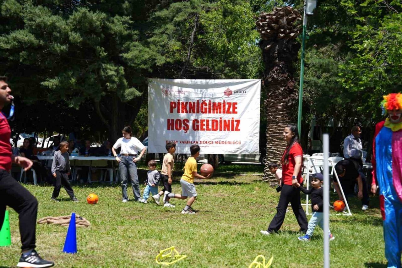 Hatay’da Vakıflar Bölge Müdürlüğü’nce düzenlenen piknikte depremzede çocuklar ve aileleri