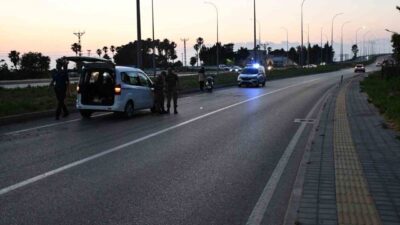 Hatay’ın İskenderun ilçesinde sürücüsünün kontrolünü kaybederek devrilen motosikletteki 2 kişi