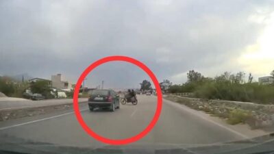 Hatay’ın Samandağ ilçesinde otomobille çarpışan motosiklette sürücü hayatını kaybederken arkasındaki