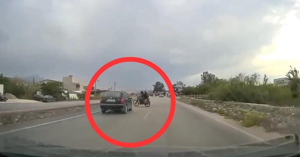 Hatay’ın Samandağ ilçesinde otomobille çarpışan motosiklette sürücü hayatını kaybederken arkasındaki