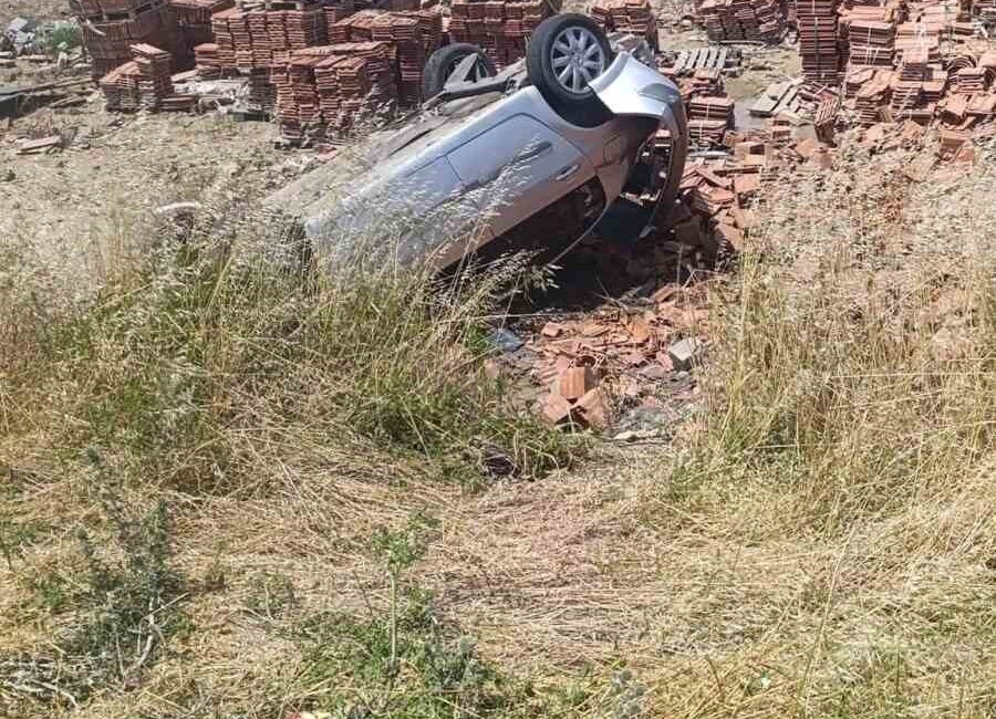 Hatay’ın Reyhanlı ilçesinde sollama yaptığı esnada motosiklete çarpan otomobil takla