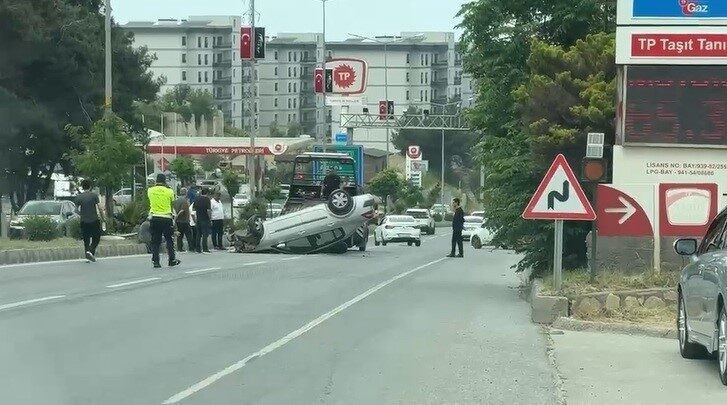 Hatay’da kontrolden çıkan otomobilin refüje çarpıp takla attığı kazada sürücü