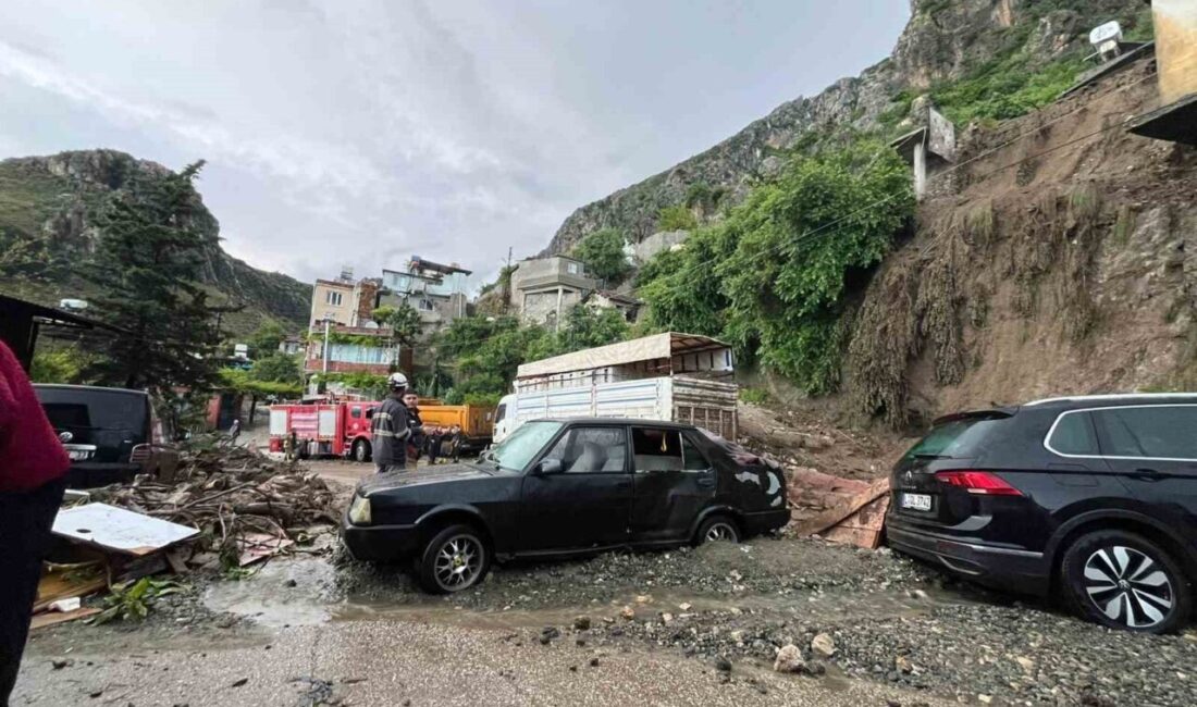 Hatay’da aşırı yağış sonrası yaşanan heyelanla birlikte müstakil ev çöktü,