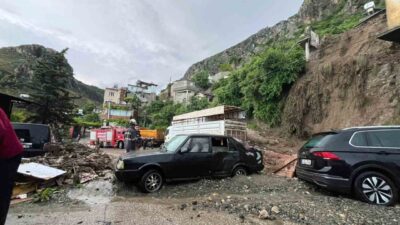 Hatay’da aşırı yağış sonrası yaşanan heyelanla birlikte müstakil ev çöktü,