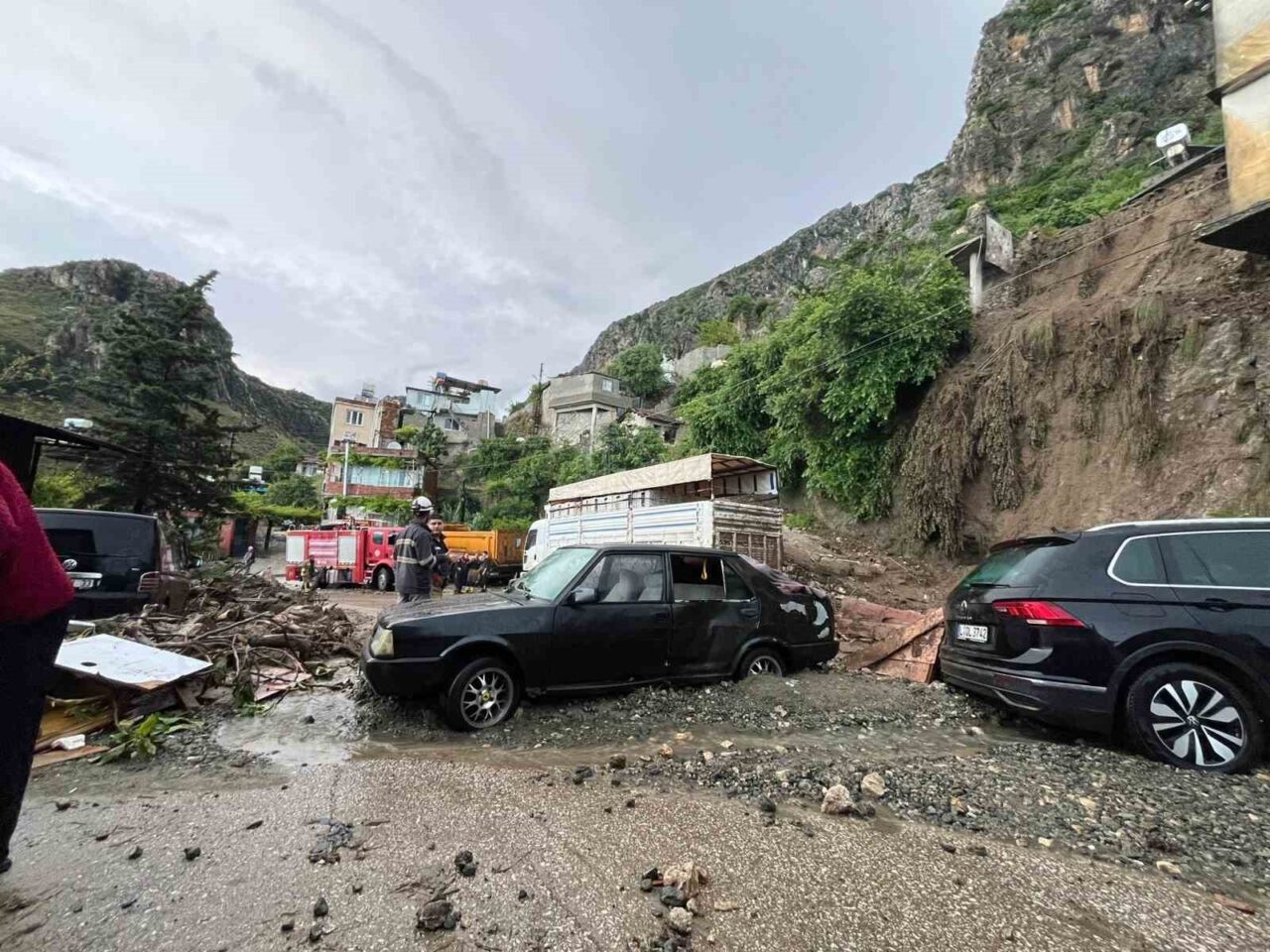 Hatay’da aşırı yağış sonrası yaşanan heyelanla birlikte müstakil ev çöktü,