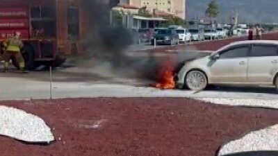 Hatay’ın Samandağ ilçesinde seyir halinde olan otomobil alevlere teslim olarak