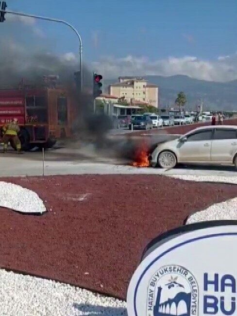 Hatay’ın Samandağ ilçesinde seyir halinde olan otomobil alevlere teslim olarak