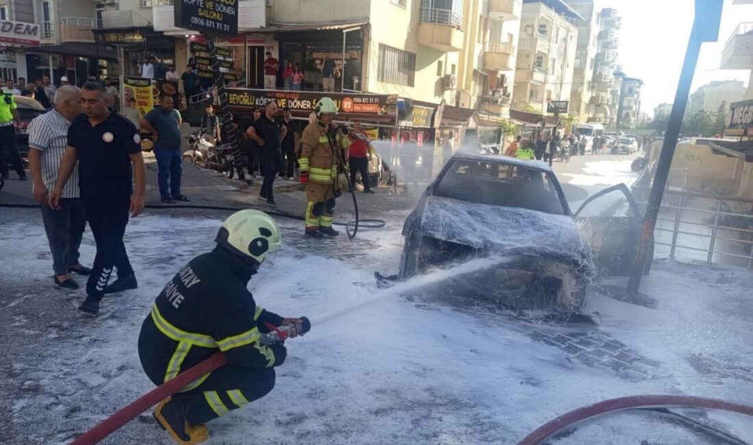 Hatay’ın Reyhanlı ilçesinde seyir halindeyken motor kısmından alev alan otomobilde