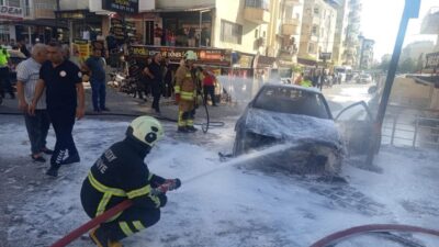 Hatay’ın Reyhanlı ilçesinde seyir halindeyken motor kısmından alev alan otomobilde