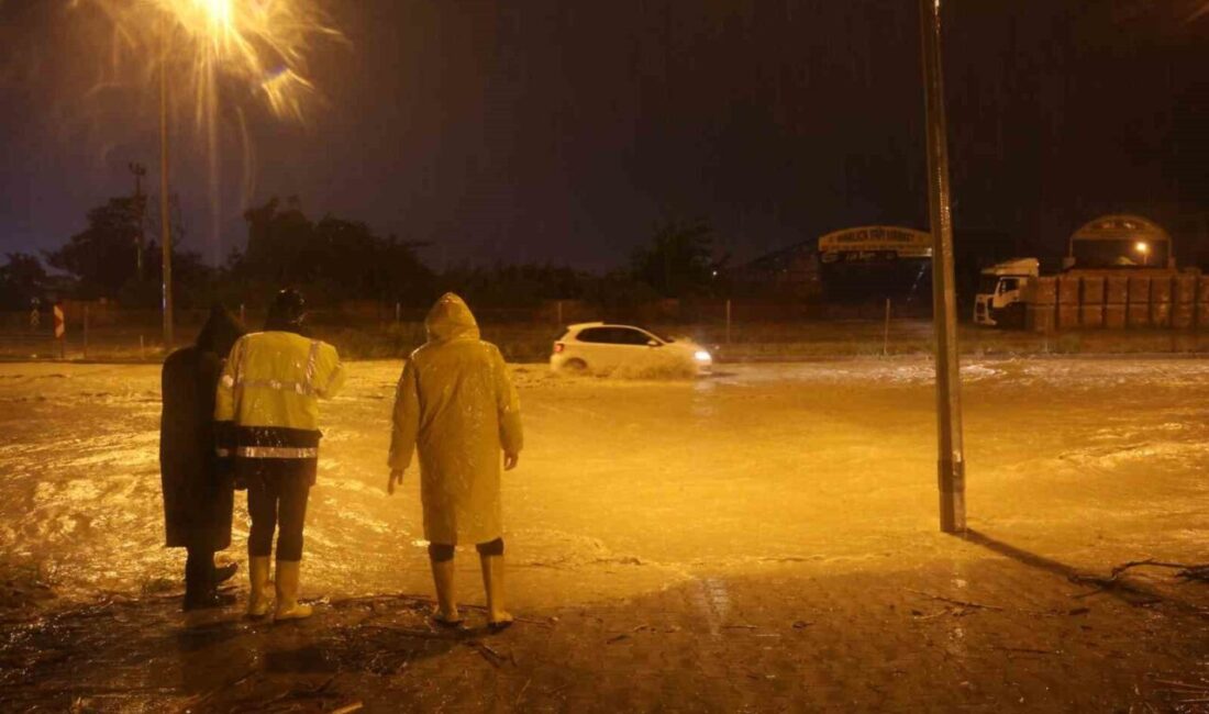 Hatay’da etkili olan şiddetli yağışla birlikte yollar göle döndü, mahsur