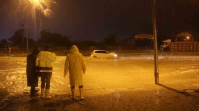 Hatay’da etkili olan şiddetli yağışla birlikte yollar göle döndü, mahsur