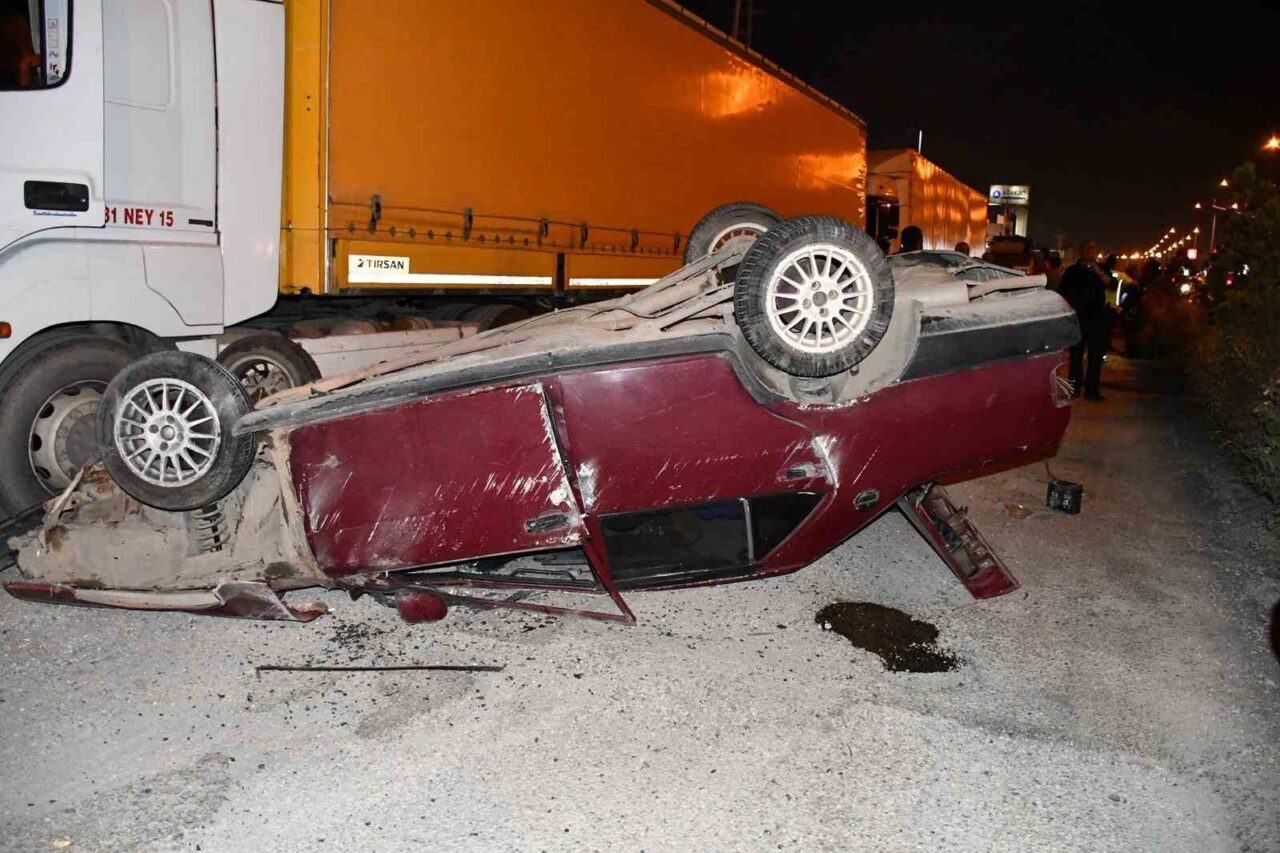 Hatay’ın Payas ilçesinde lastiği patlayan otomobil takla attı. Takla atan