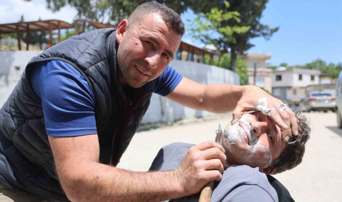 Hatay’da 12 yıldır bıçakçılık yapan İbrahim Koşar’ın, ürettiği bıçakların keskinliğini