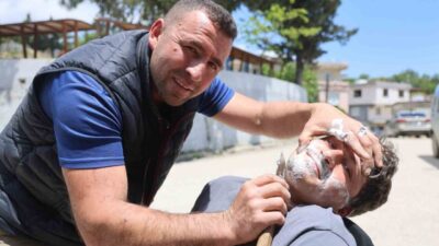 Hatay’da 12 yıldır bıçakçılık yapan İbrahim Koşar’ın, ürettiği bıçakların keskinliğini
