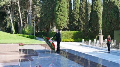 Azerbaycan halkı, merhum Cumhurbaşkanı Haydar Aliyev’i doğumunun 103’üncü yıldönümünde mezarı