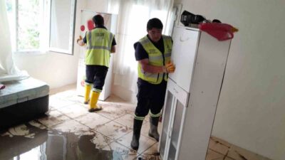 Hatay Büyükşehir Belediyesi (HBB) ekipleri, Dörtyol’da etkili olan aşırı yağışların