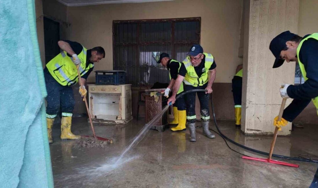 Hatay Büyükşehir Belediyesi ekipleri, yoğun yağışların ardından Samandağ’da meydana gelen