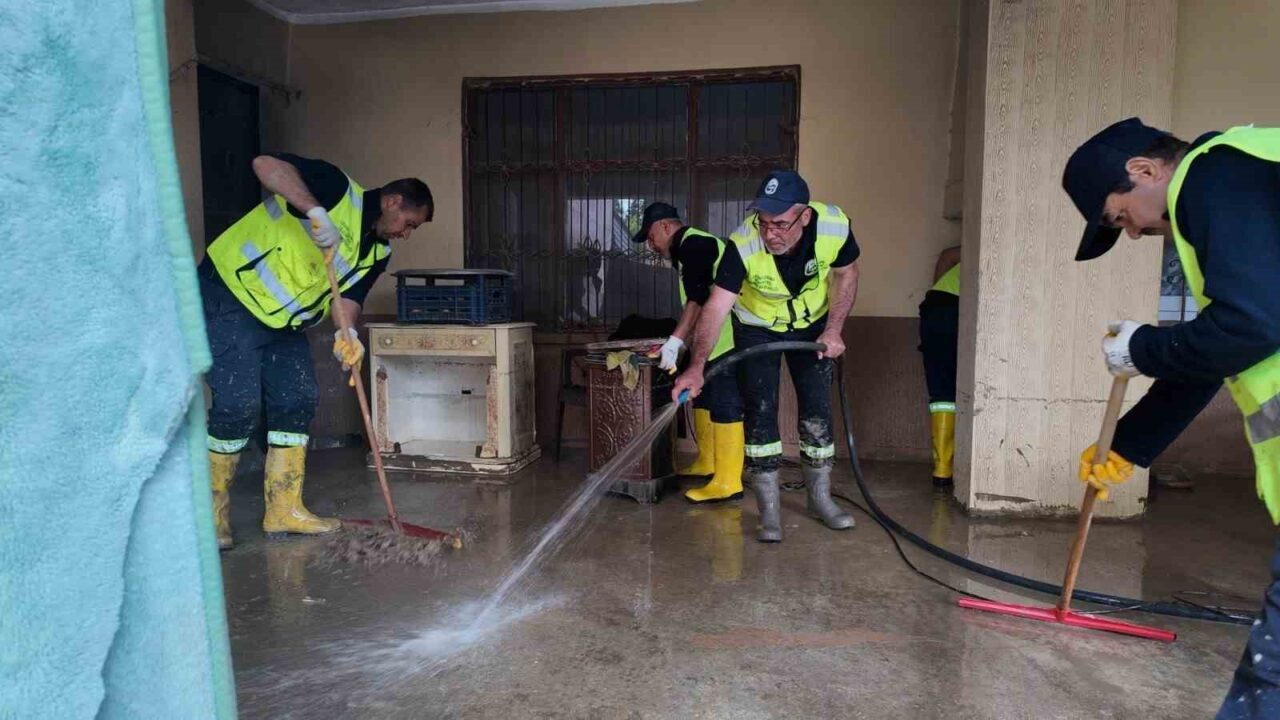 Hatay Büyükşehir Belediyesi ekipleri, yoğun yağışların ardından Samandağ’da meydana gelen
