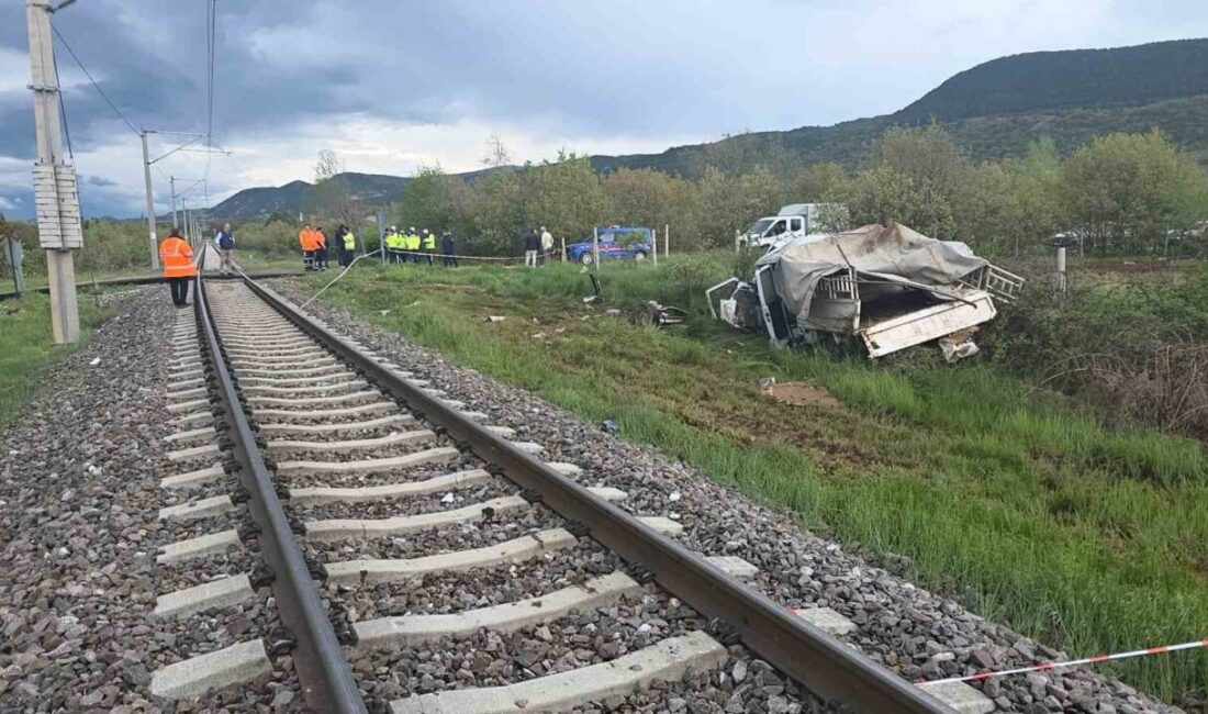 Kütahya’da yolcu treni ile kamyonetin hemzemin geçitte çarpışması sonucu meydana