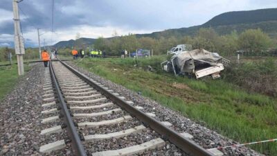 Kütahya’da yolcu treni ile kamyonetin hemzemin geçitte çarpışması sonucu meydana