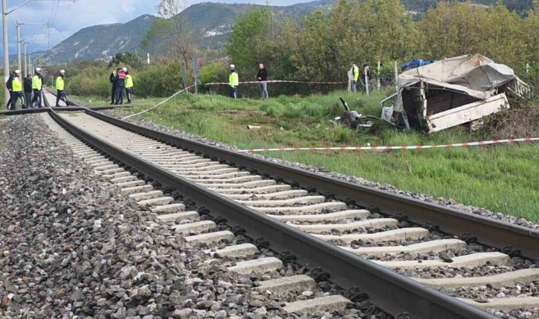 Kütahya’da yolcu treni ile kamyonetin hemzemin geçitte çarpışması sonucu meydana
