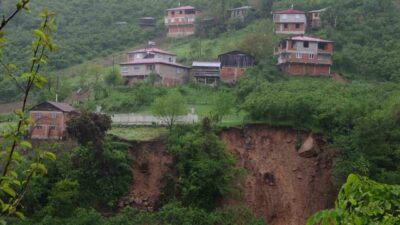 Giresun’un Bulancak ilçesine bağlı Kovanlık beldesinde meydana gelen heyelan nedeniyle