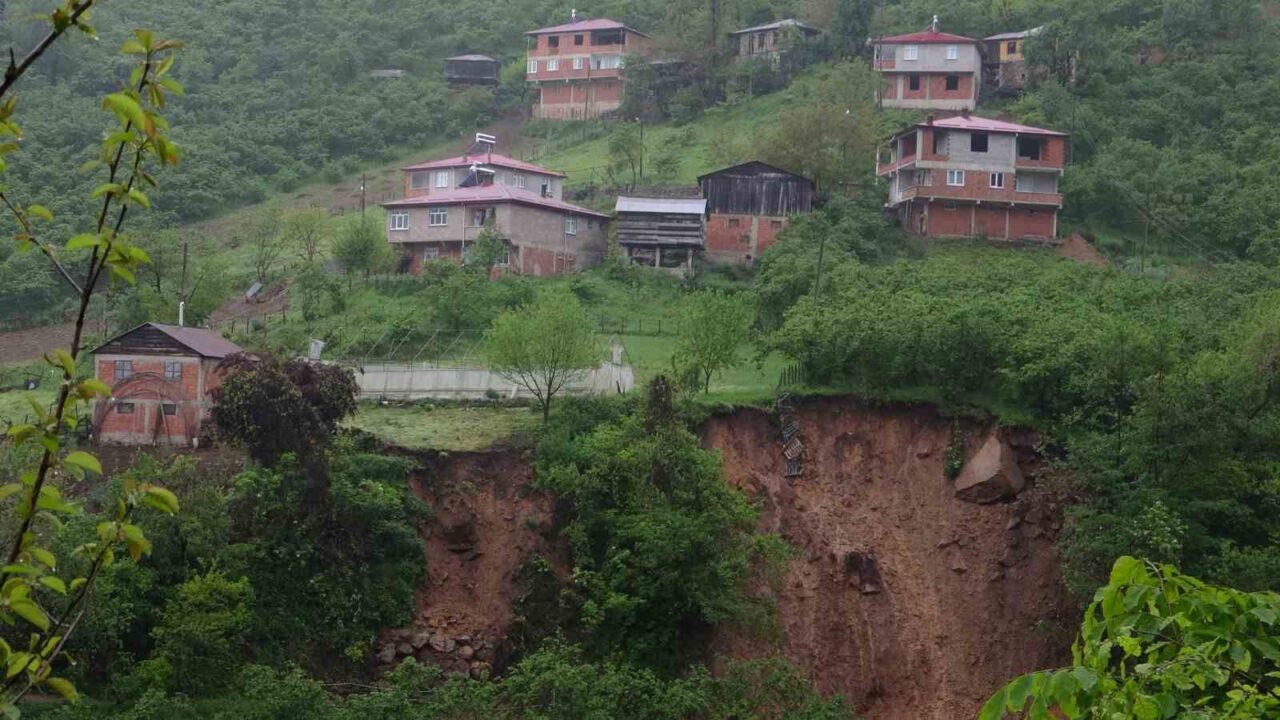 Giresun’un Bulancak ilçesine bağlı Kovanlık beldesinde meydana gelen heyelan nedeniyle