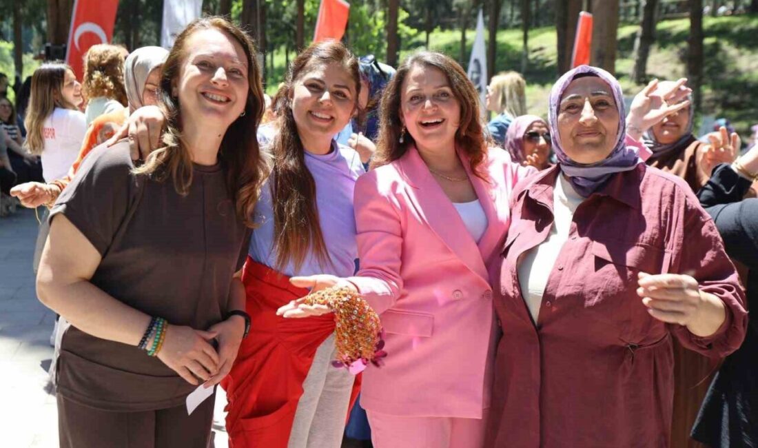 Yunusemre Belediyesi’nin Süreyya Tabiat Parkı’nda düzenlediği etkinlikte Hıdırellez ve Anneler