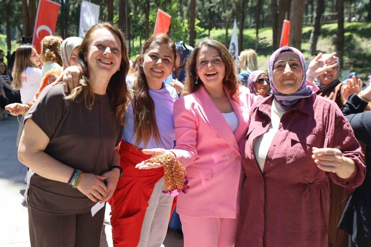 Yunusemre Belediyesi’nin Süreyya Tabiat Parkı’nda düzenlediği etkinlikte Hıdırellez ve Anneler