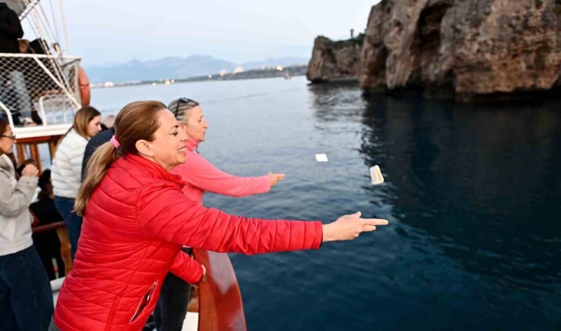 Antalya’da tarihi Kaleiçi Yat Limanı’ndan teknelerle denize açılarak Hıdırellez dileklerinin