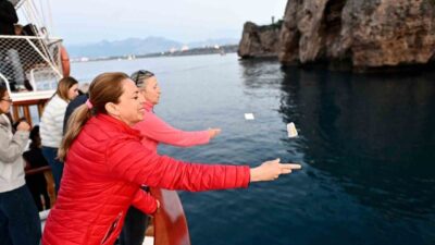 Antalya’da tarihi Kaleiçi Yat Limanı’ndan teknelerle denize açılarak Hıdırellez dileklerinin