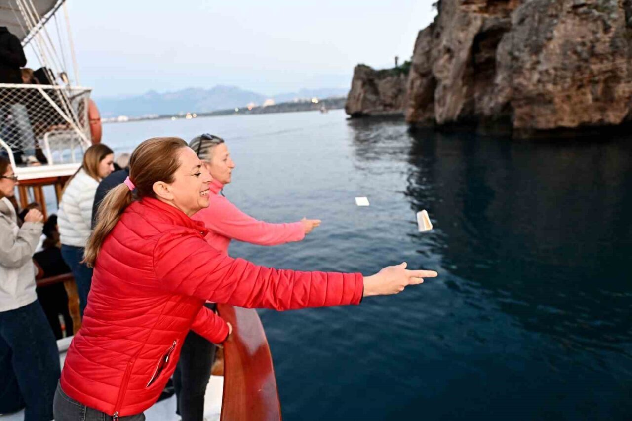 Antalya’da tarihi Kaleiçi Yat Limanı’ndan teknelerle denize açılarak Hıdırellez dileklerinin