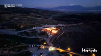 Pamukkale Hierapolis Antik Kenti içinde yer alan Antik Havuz ve