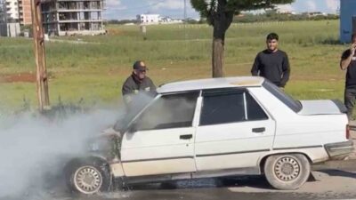 Şanlıurfa’nın Hilvan ilçesinde seyir halindeki bir otomobil çıkan yangında kullanılamaz