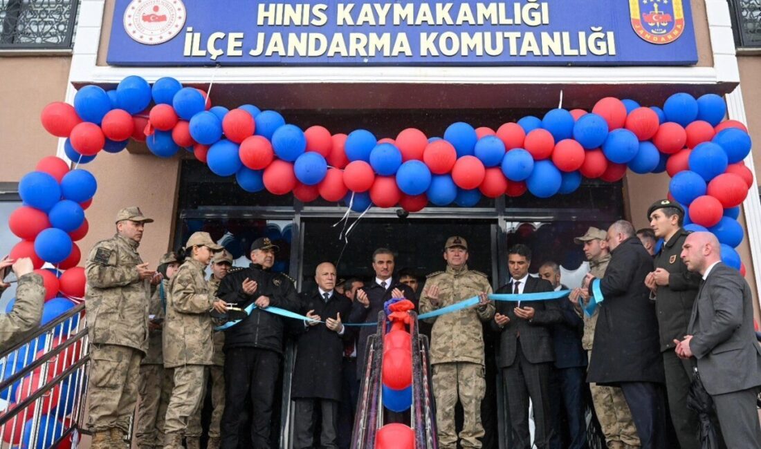 Erzurum Valisi Aydın Baruş, Hınıs ilçesinde gerçekleştirdiği program kapsamında bir