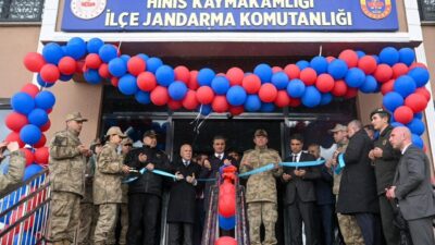 Erzurum Valisi Aydın Baruş, Hınıs ilçesinde gerçekleştirdiği program kapsamında bir