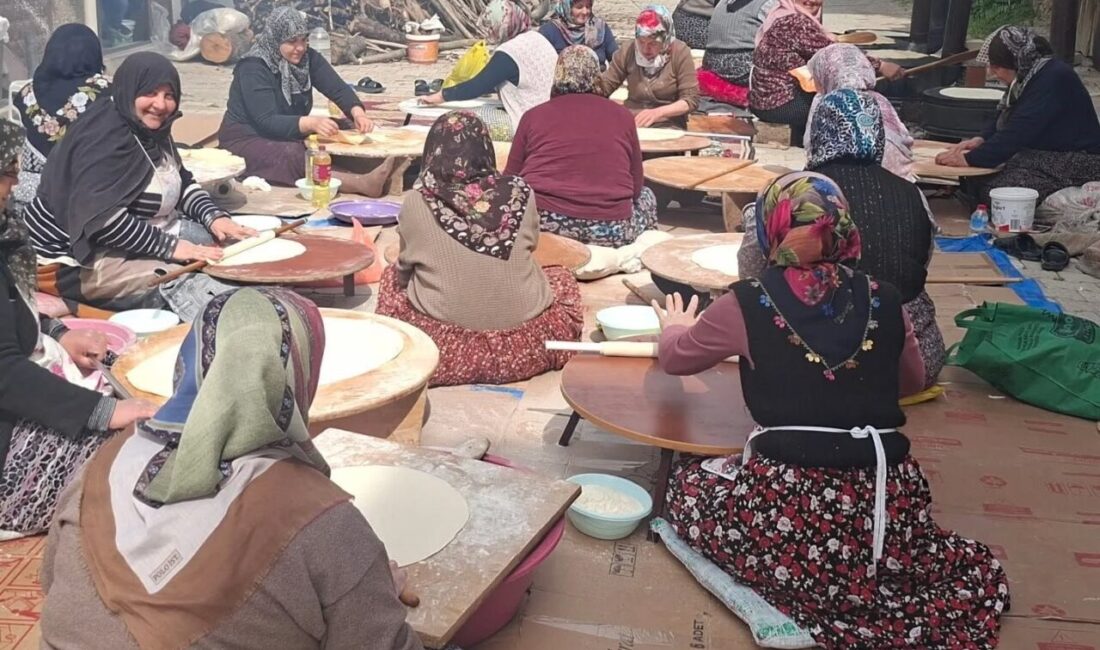Kütahya’nın Hisarcık ilçesine bağlı Cumhuriyet Mahallesi’nde kadınlar, düzenledikleri gözleme hayrında
