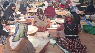 Kütahya’nın Hisarcık ilçesine bağlı Cumhuriyet Mahallesi’nde kadınlar, düzenledikleri gözleme hayrında