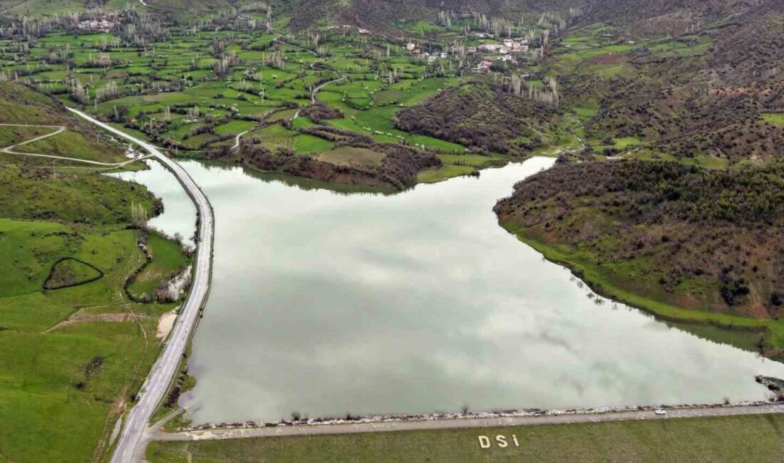 Bitlis’in Hizan ilçesinde bulunan Gayda Barajı Gölü, kış mevsiminde etkili