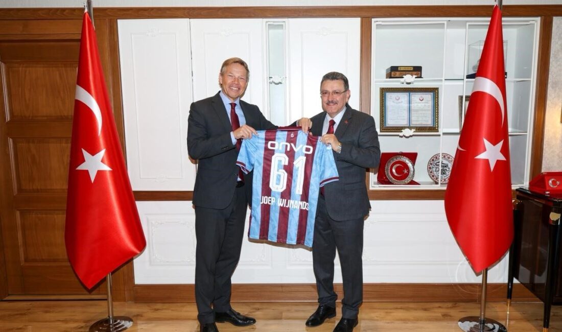 Hollanda’nın Ankara Büyükelçisi Joep Wijnands, Trabzon Büyükşehir Belediyesi’ni ziyaret ederek