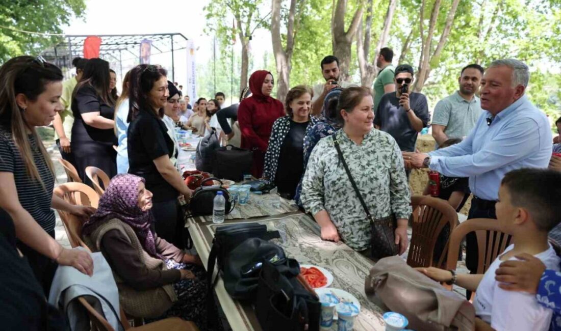 Honaz Belediyesi tarafından düzenlenen Anneler Günü Buluşması yoğun katılımla gerçekleştirildi.