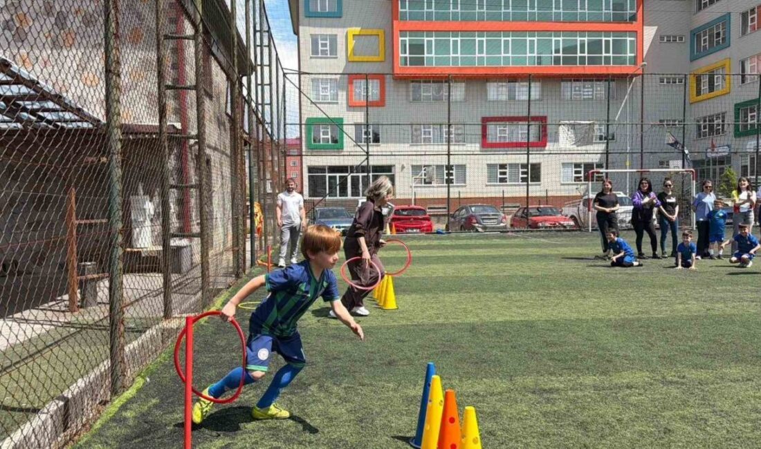 Artvin’in Hopa ilçesinde anneler, çocuklarıyla birlikte yeşil sahaya inerek parkur