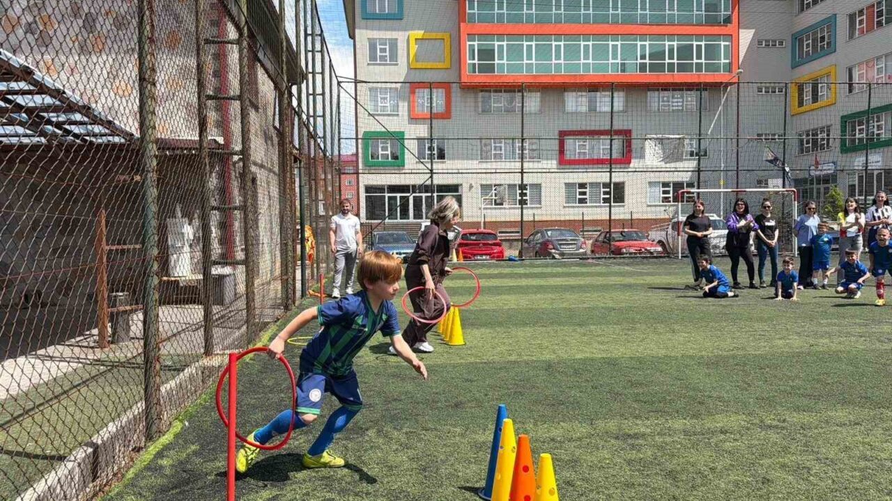 Artvin’in Hopa ilçesinde anneler, çocuklarıyla birlikte yeşil sahaya inerek parkur