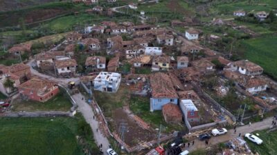 Çorum’un Sungurlu ilçesinde hortum sebebiyle çok sayıda evin zarar gördüğü