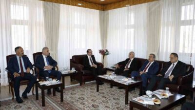 Anayasa Mahkemesi Başkanı Kadir Özkaya ile mahkeme üyeleri, bir dizi