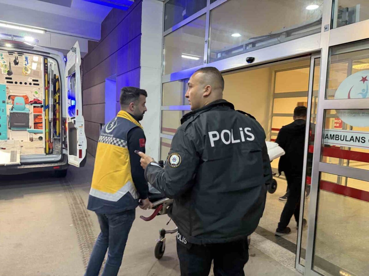 Adıyaman’ın Çelikhan ilçesinde, hastanede bulduğu bardağı kafasında parçalayarak kendine zarar