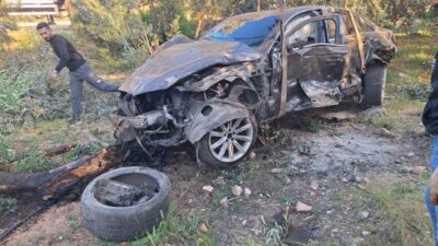 Mersin’in Mut ilçesinde sürücüsünün direksiyon hakimiyetini kaybettiği otomobil bariyerlere çarpıp