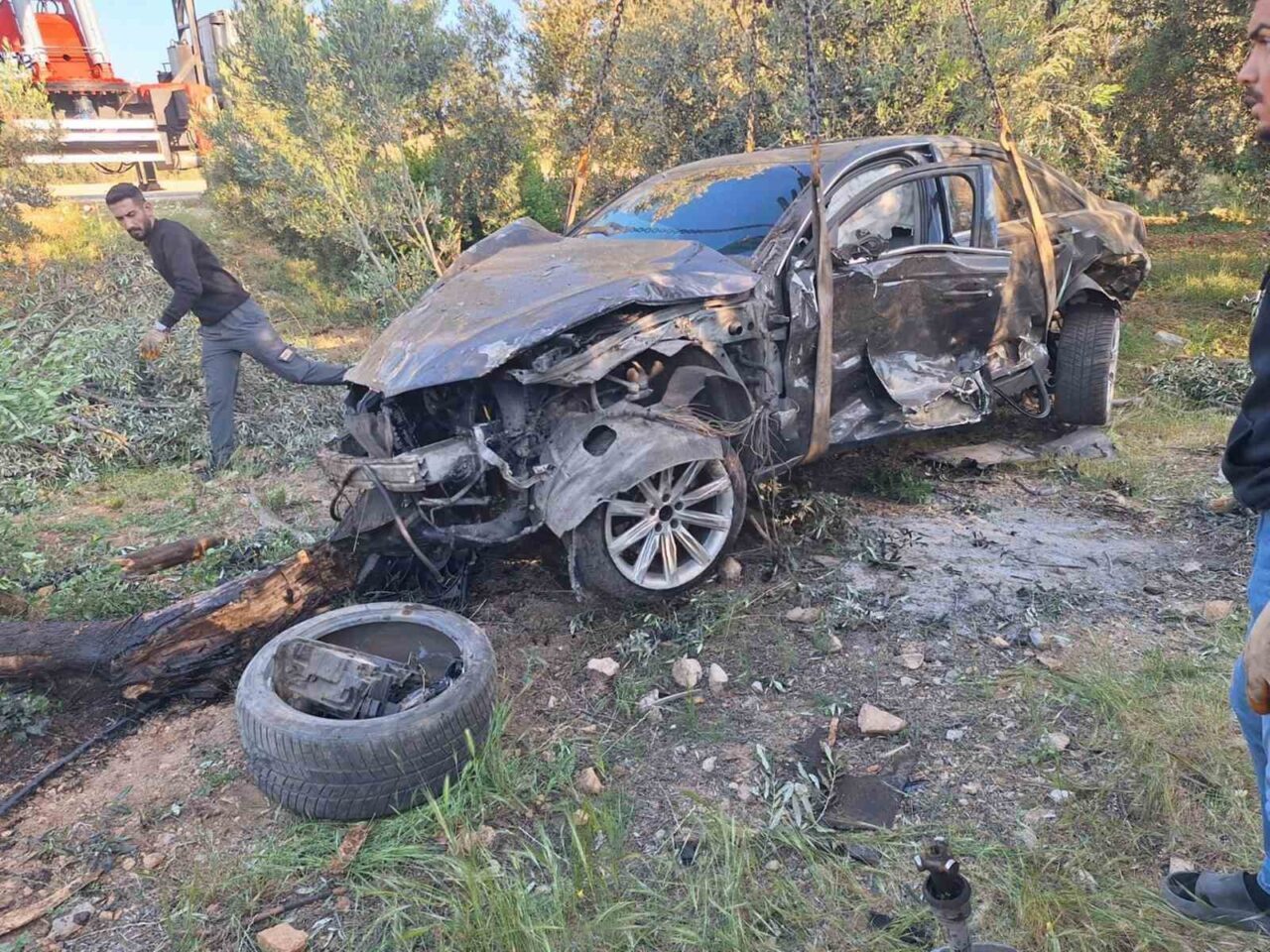 Mersin’in Mut ilçesinde sürücüsünün direksiyon hakimiyetini kaybettiği otomobil bariyerlere çarpıp